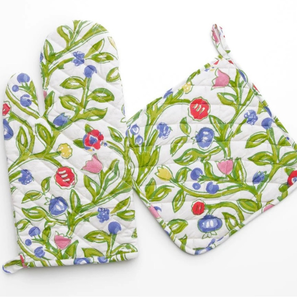 Pomegranate Emma Classic Oven Mitt Set Floral Oven Mitt and Pot Holder. NWT.
